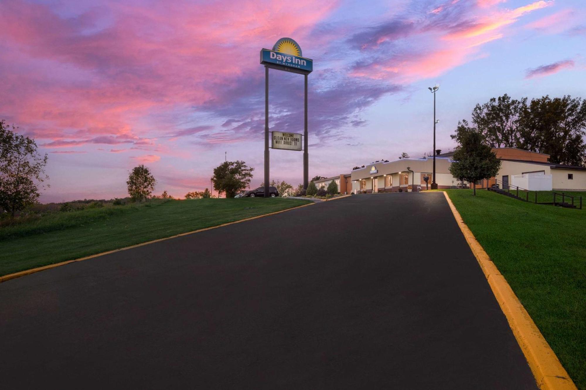 Days Inn By Wyndham Newton Exterior photo