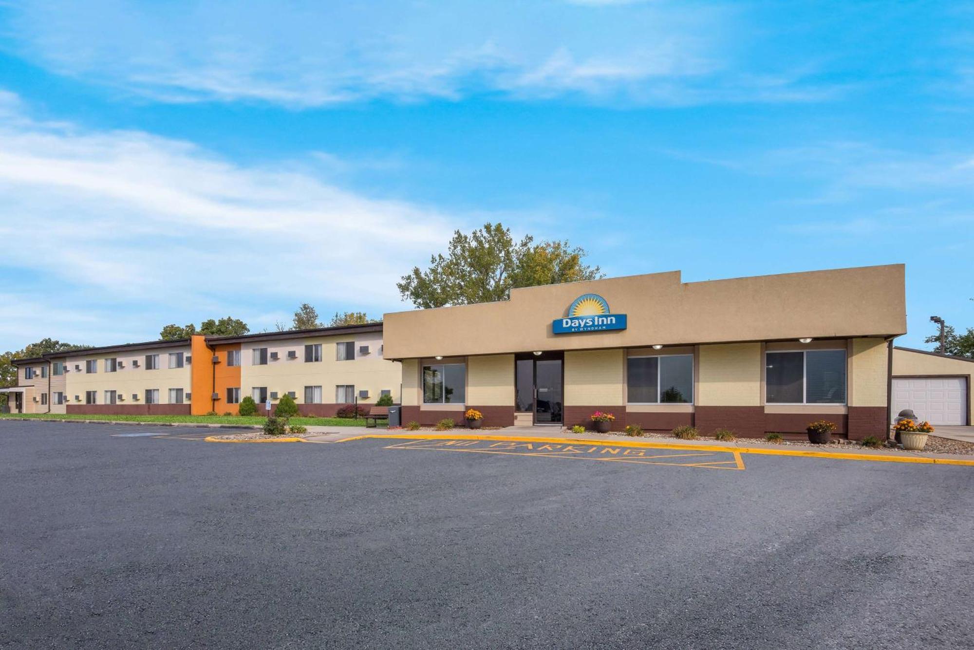 Days Inn By Wyndham Newton Exterior photo